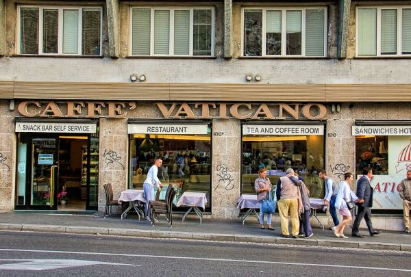 В Риме туристы потребовали закрыть кафе, в котором заплатили €81 за два гамбургера и кофе