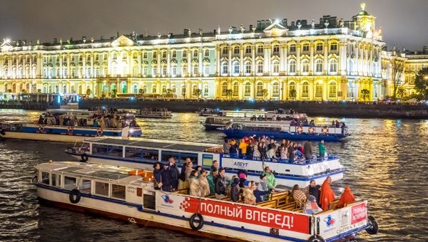 Власти Петербурга рассчитывают заработать на туризме 35 млрд рублей через четыре года