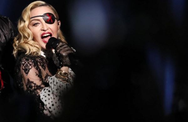 <br />
Мадонна и исландцы показали палестинские флаги в финале Евровидения<br />
