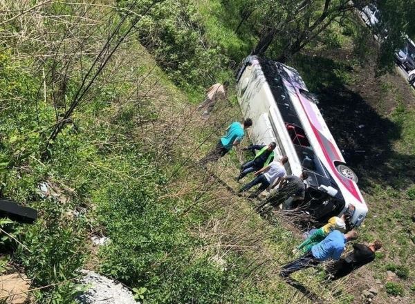 В Приморье перевернулся автобус с китайскими туристами, двое погибли